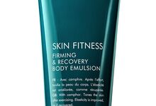 Skin Fitness Firming & Recovery Body Emulsion, o complemento perfeito para refirmar a pele, conferindo-lhe um aspeto tonificado