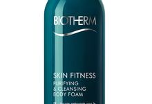 Skin Fitness Purifying & Cleansing Body Foam, a escolha ideal para o duche com AHA, que ajudam a remover impurezas a seguir ao treino, e espirulina, para reenergizar a pele
