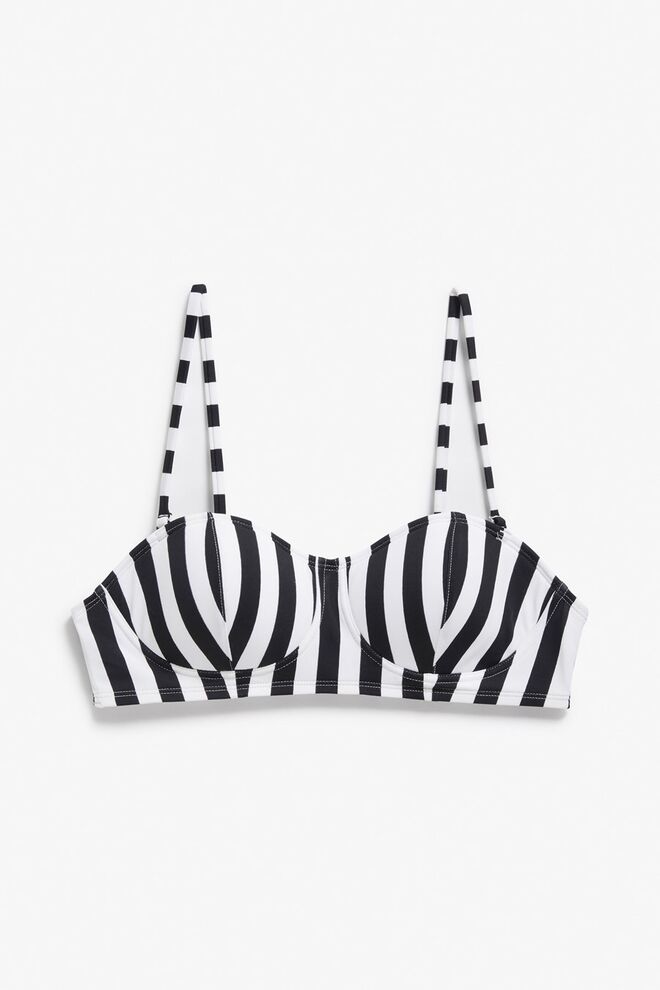 Biquíni em poliamida e elastano, soutien, €18, e cuecas, €12, Monki