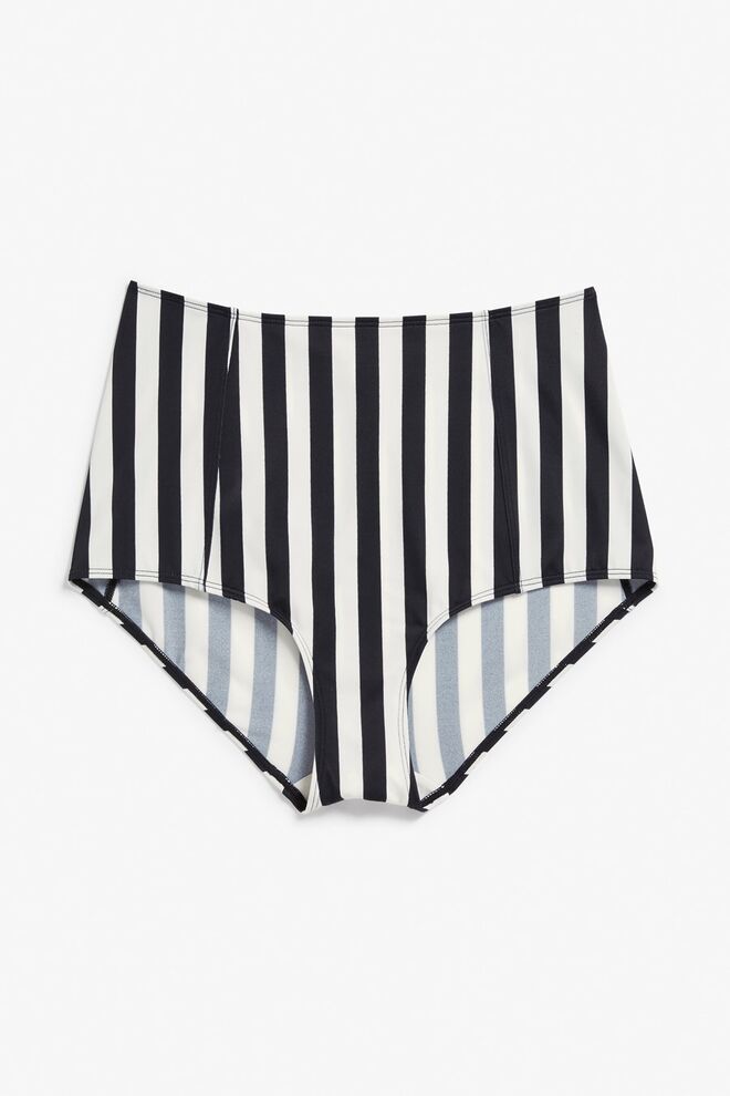 Biquíni em poliamida e elastano, soutien, €18, e cuecas, €12, Monki