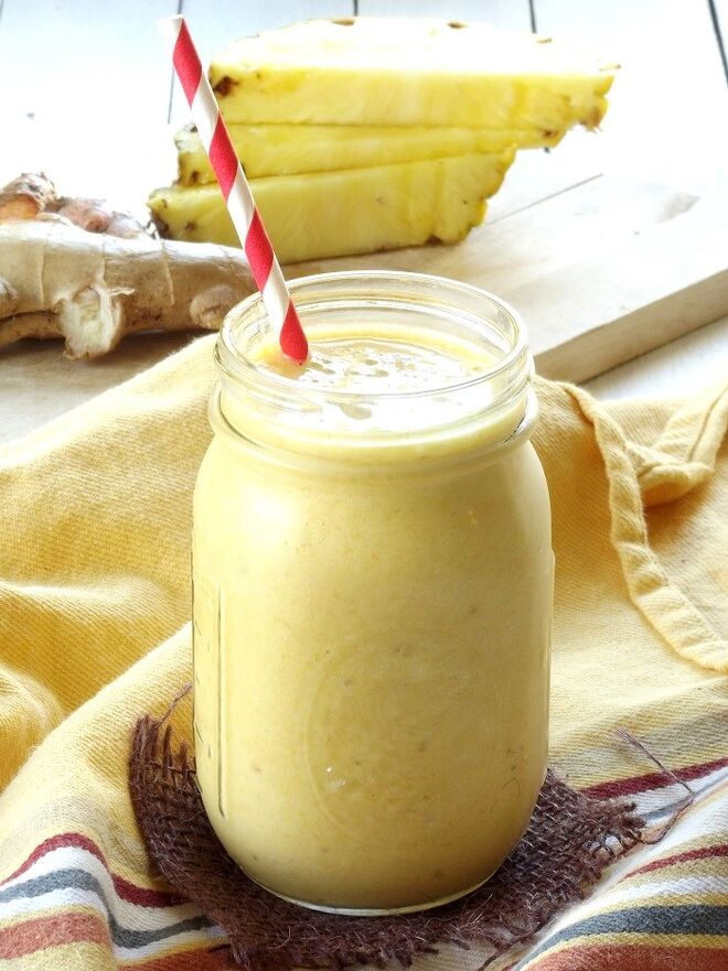 Smoothie de ananas, iogurte grego e hortelã