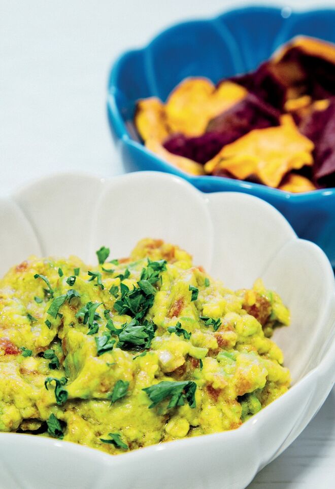 Guacamole com chips de batata doce