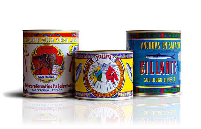 Conservas de gama clássica de albacora (uma espécie de atum) e de anchovas salgadas