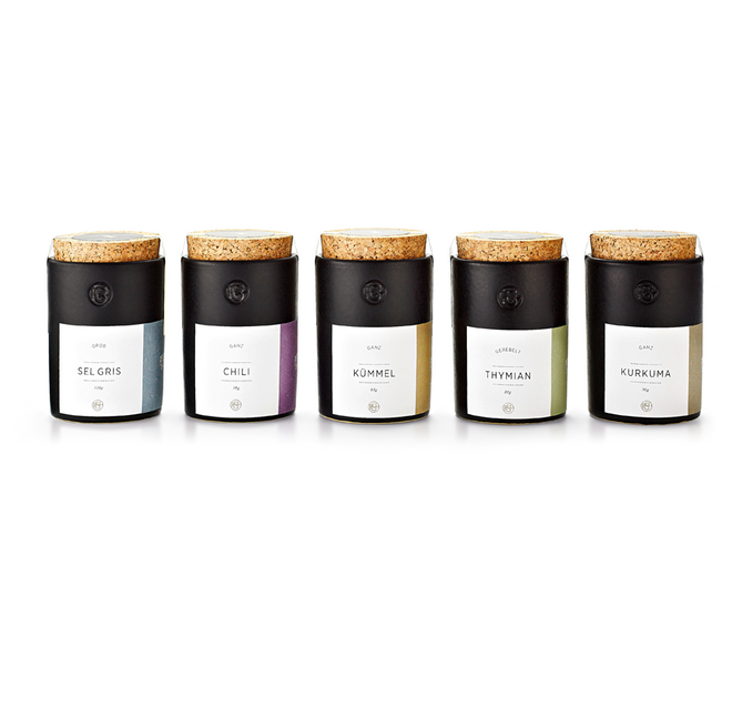 Jarros de cerâmica com sal grosso (€8,90), chili (€7,90), cominho (€7,90), tomilho (€7,90) e curcuma (€7,90)