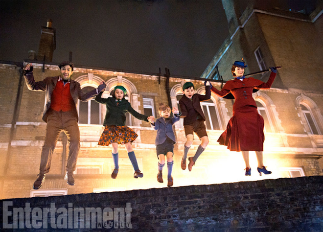 Jack (Lin-Manuel Miranda) com as trêns crianças Banks — Annabel (Pixie Davies), Georgie (Joel Dawson), e John (Nathanael Saleh) — e Mary Poppins (Emily Blunt) pelas ruas de Londres no famoso número musical “Trip a Little Light Fantastic”