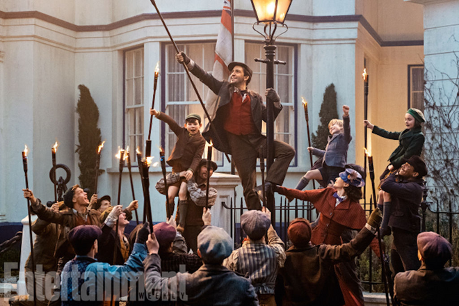 Jack (Lin-Manuel Miranda) e os seus colegas a iluminarem as ruas de Londres até Cherry Tree Lane, na companhia de Mary Poppins (Emily Blunt) e as crianças da família Banks (Nathanael Saleh, Joel Dawson, and Pixie Davies)