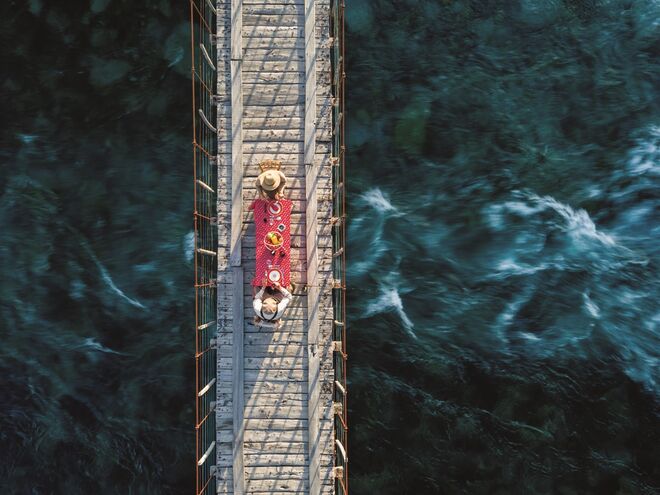 Almoço numa ponte suspensa sobre o o rio Traful (Argentina). © Isaias Miciu