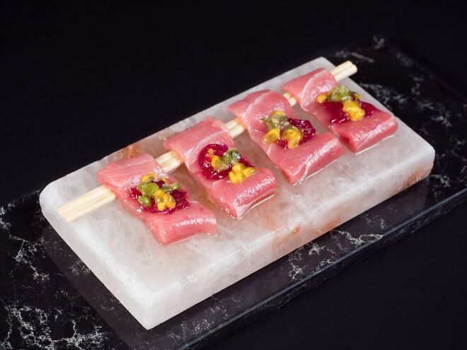 Himalayan Salt Rock Sashimi - Chutoro com cebola caramelizada, kizami wasabi e maracujá sobre pedra de sal rosa dos Himalaias, €9,5
