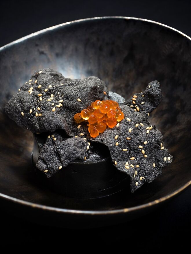 Kuro Ceviche - Ceviche de peixes variados, puré negro de batata doce, rice chips e ikura, €9,8