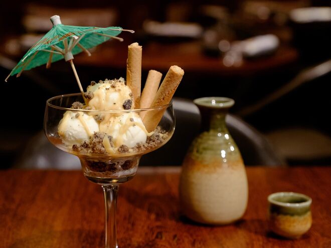 Sundae Miso - Gelado de nata com caramelo de miso, crumble de Oreo e biscoito de waffle, €6,5