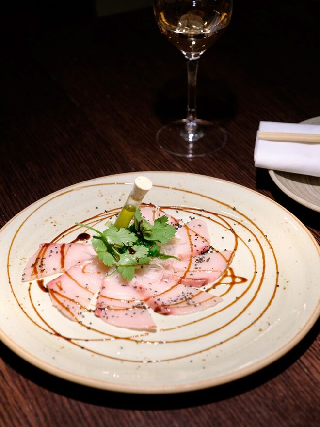 Blue Pico Sashimi - Usuzukuri de peixe dos Açores com sal negro, ensaio de coentros e goma wakame, €13,5