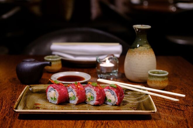 Wagyu Kani - Rolo de vazia de Wagyu marinada e braseada, caranguejo e kizami wasabi, €12,5