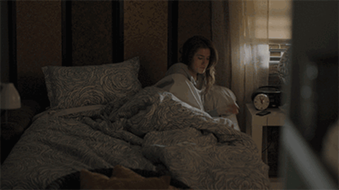 4. Já dormiu, entretanto? | Geralmente quando bebemos, o nosso corpo não consegue entrar na fase mais profunda do sono (apesar de parecer que sim) e não chegamos à fase REM (Rapid Eye Movement). Esta fase vem depois da fase NREM (Non Rapid Eye Movement) e representa 25% do tempo que dormimos e é muito importante para o nosso bem-estar físico e emocional. Resumindo, deite-se cedo.