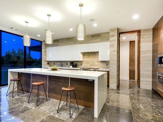 WEST LAKE HILLS, Texas