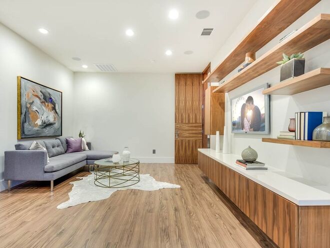 WEST LAKE HILLS, Texas