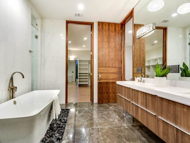 WEST LAKE HILLS, Texas