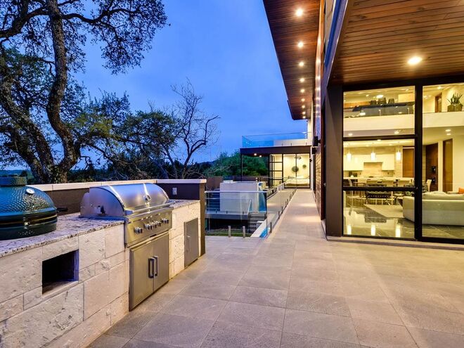 WEST LAKE HILLS, Texas