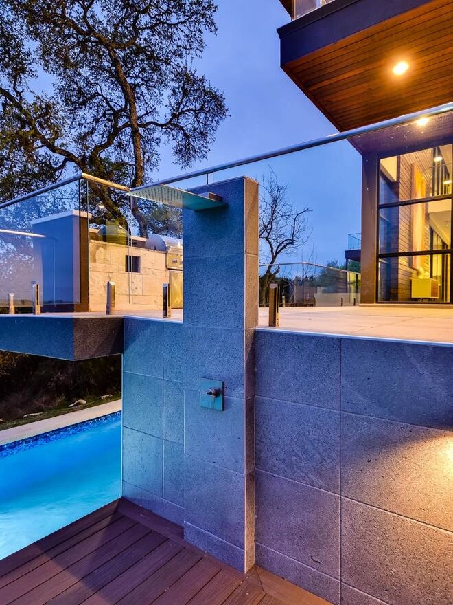 WEST LAKE HILLS, Texas