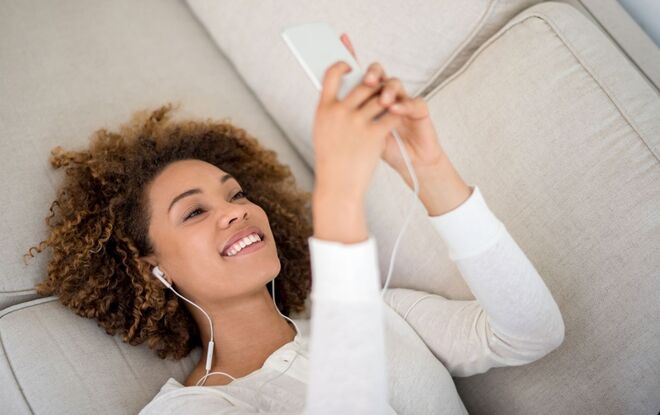 Deixar o telemóvel longe da cama.