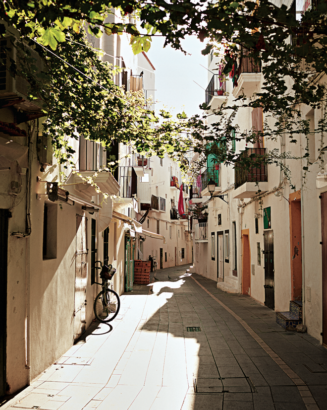 Ibiza Bohemia (Assouline). Ruas em Dalt Vila. © Anne Menke