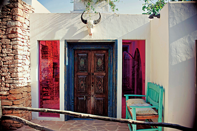 Ibiza Bohemia (Assouline). A casa de Saskia Landshoff. O esquema de cores foi inspirado em viagens de infância à casa do pai de Sasi nas Caraíbas. © Maria Simon
