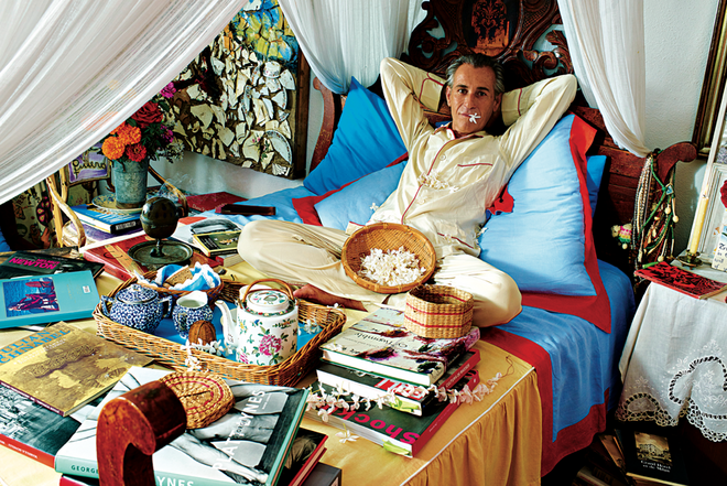 Ibiza Bohemia (Assouline). O artista Grillo Demo em casa, Villa Favorita. À esquerda está um retrato em cerâmica do artista por Julian Schnabel. © Philippe Vogelenzang