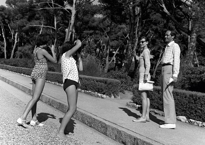 Riviera Cocktail, Côte d'Azur Jet Set of the 1950s (Teneues). Duas raparigas fotografam Audrey Hepburn e o marido Mel Ferrer de férias em Cap d’Antibes, em 1956