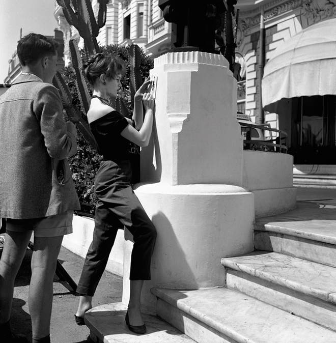 Riviera Cocktail, Côte d'Azur Jet Set of the 1950s (Teneues). Brigitte Bardot a assinar uma fotografia sua para um rapaz durante o Festival de Cinema de Cannes, em 1956