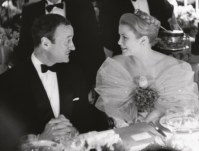 Riviera Cocktail, Côte d'Azur Jet Set of the 1950s (Teneues). A princesa Grace do Mónaco com David Niven numa gala na Ópera de Monte Carlo, em 1959