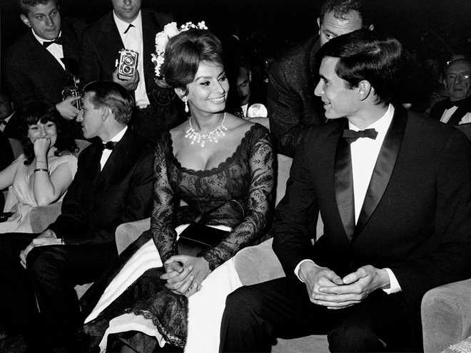 Riviera Cocktail, Côte d'Azur Jet Set of the 1950s (Teneues). Sofia Loren e Anthony Perkins numa gala do Festival de Cinema de Cannes, 1961