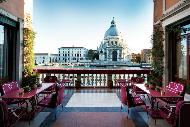 Venetian Chic (Assouline). Vista da igreja de Santa Maria della Salute do Palácio Alvisi, a casa de Andrea Gaggia. © Robyn Lea