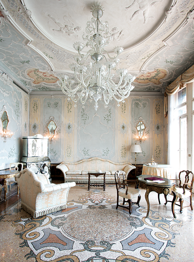 Venetian Chic (Assouline). Os lustres da suite real do Palazzo foram feitos por especialistas em vidro de Murano. O design reflete as curvas do sofá e o design do chão. © Robyn Lea