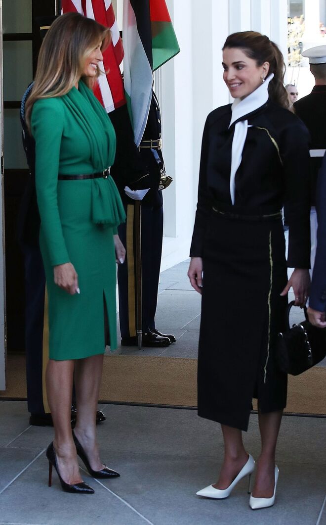 Rania da Jordânia num vestido Haider Ackermann, durante a visita a Melania Trump, na Casa Branca.