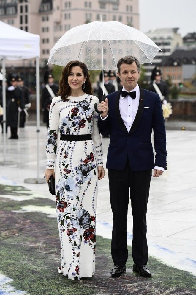 A princesa Mary da Dinamarca surgiu com um vestido da designer britânica Erdem, num evento em 2017.