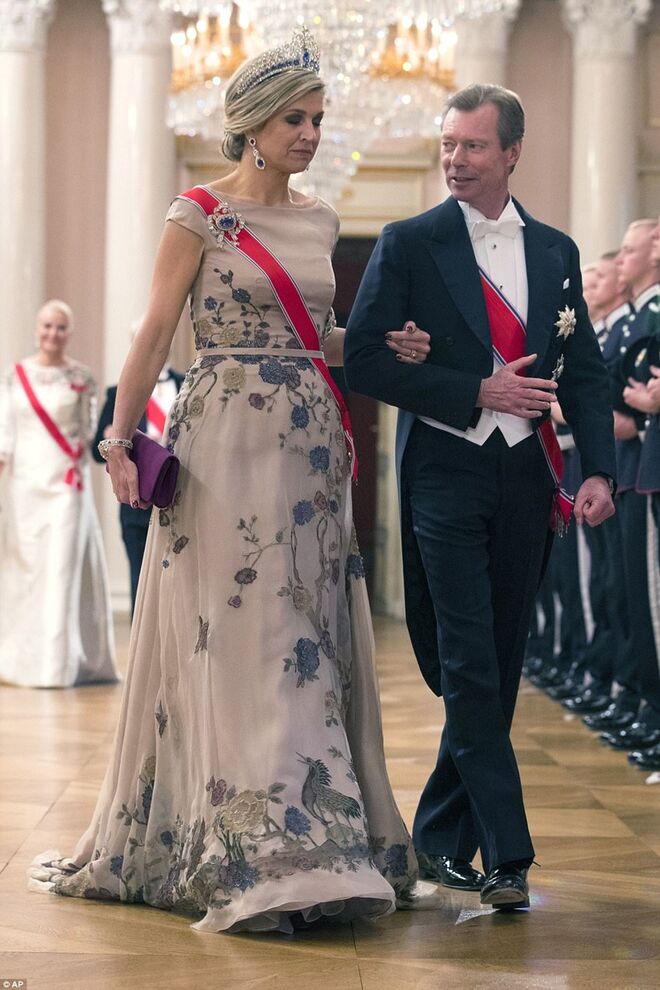 A Rainha Máxima da Holanda costuma primar pelo bom gosto. Aqui, no 80.º aniversário da rainha Sónia da Noruega, em 2017.