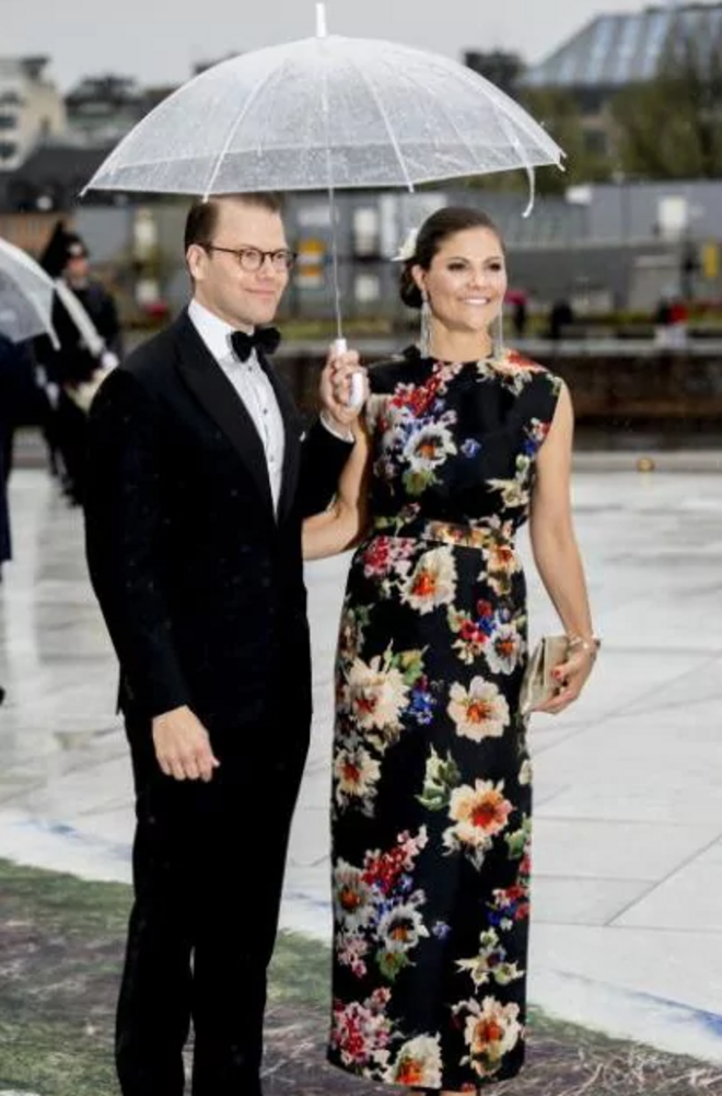 A princesa Victoria da Suécia usou um vestido de padrão floral em 2017, no 80.º aniversário dos reis da Noruega.