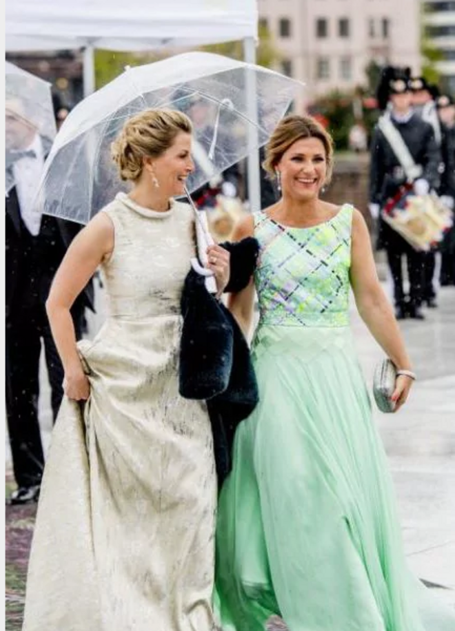 Sophie, Condessa de Wessex, que costuma vestir designers britânicos, escolheu um vestido bege de Suzannah. Aqui, ao lado da Princesa Martha Louise da Dinamarca.