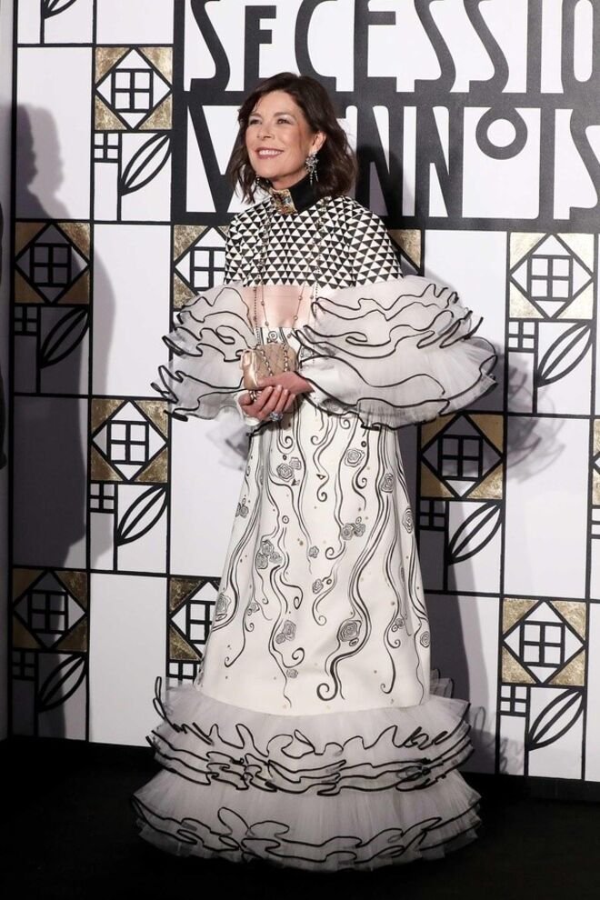 Carolina do Mónaco, filha mais velha de Grace Kelly, herdou certamente alguns traços de beleza e elegância da mãe. Aqui veste um modelo Chanel.