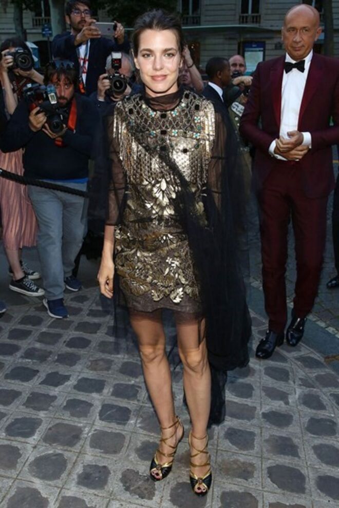 Charlotte Casiraghi, neta de Grace Kelly, usou um vestido curto dourado para a Vogue Foundation Vogue, em julho de 2017.