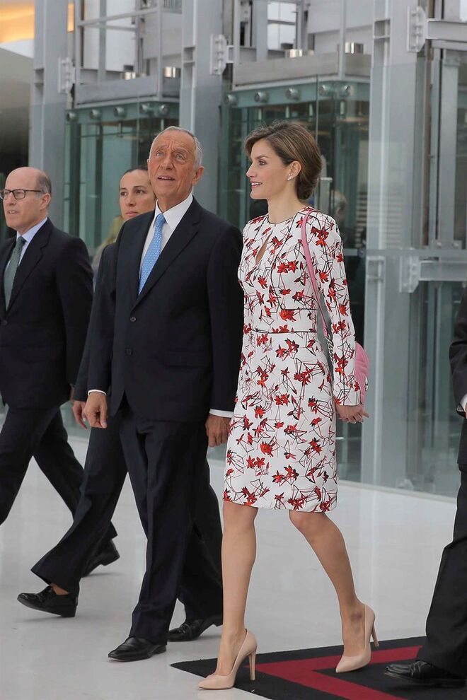 A rainha Letizia de Espanha com um vestido Carolina Herrera no Congresso on Women and Disability, em Espanha, em 2017.