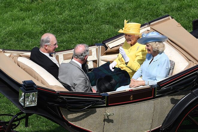 Príncipe Carlos, Camilla e Isabel II