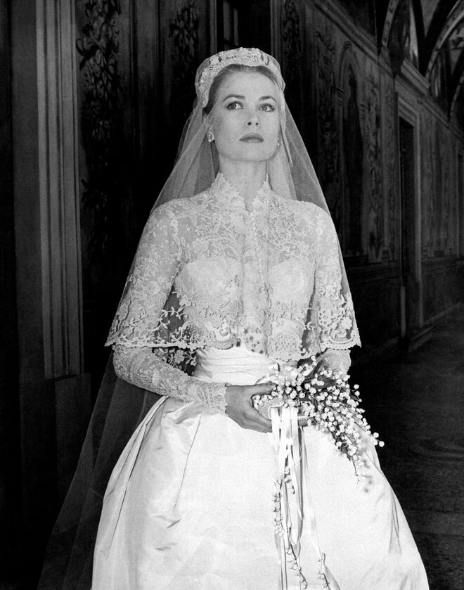 A inspiração: Grace Kelly com vestido de Helen Rose (1956)