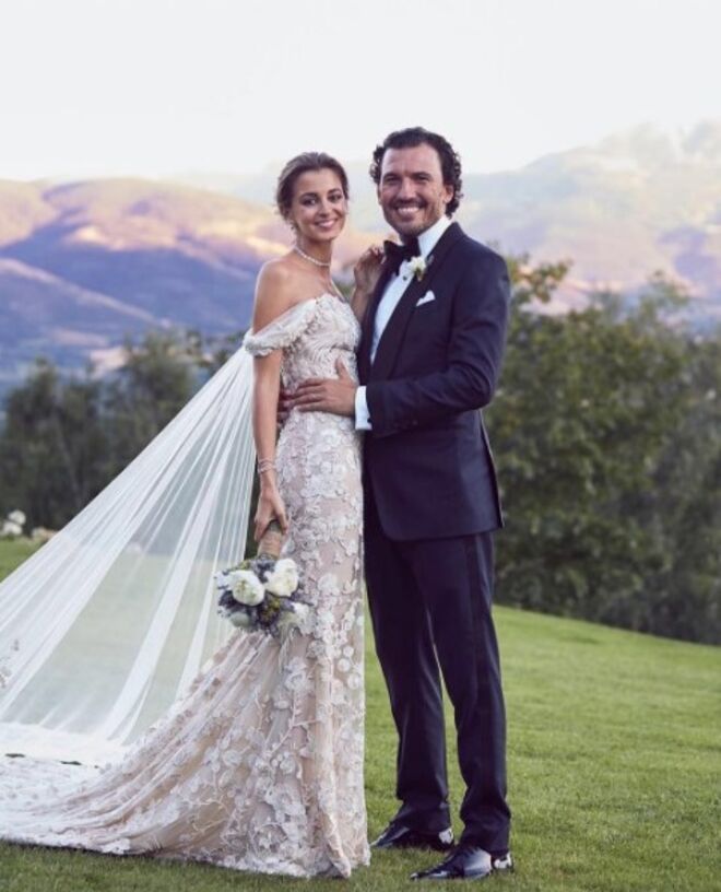Gabriela Palatchi com vestido de Hervé Moreau para Pronovias (2016)