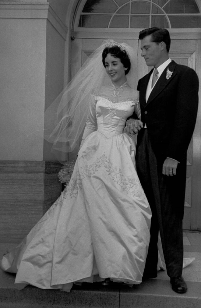 A inspiração: Elizabeth Taylor no seu casamento com Nicky Hilton e com um vestido de noiva oferecido pelos estúdios MGM
