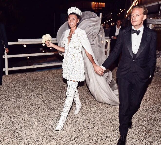Giovanna Battaglia com vestido Giambattista Valli e botas Manolo Blahnik (2016) @Giovanna Engelbert