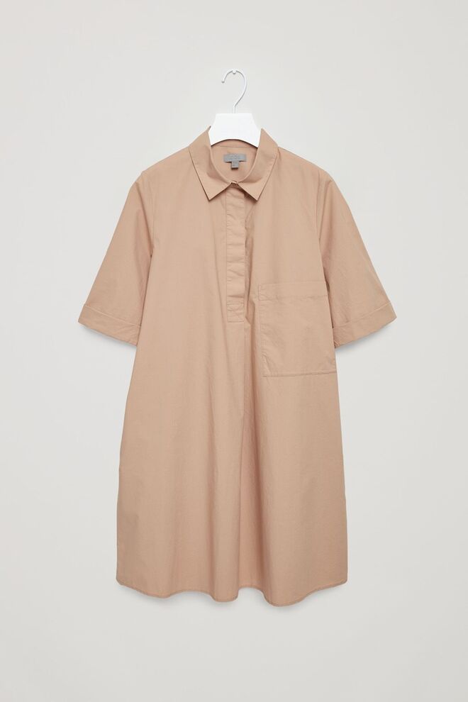Vestido em algodão, €79, Cos