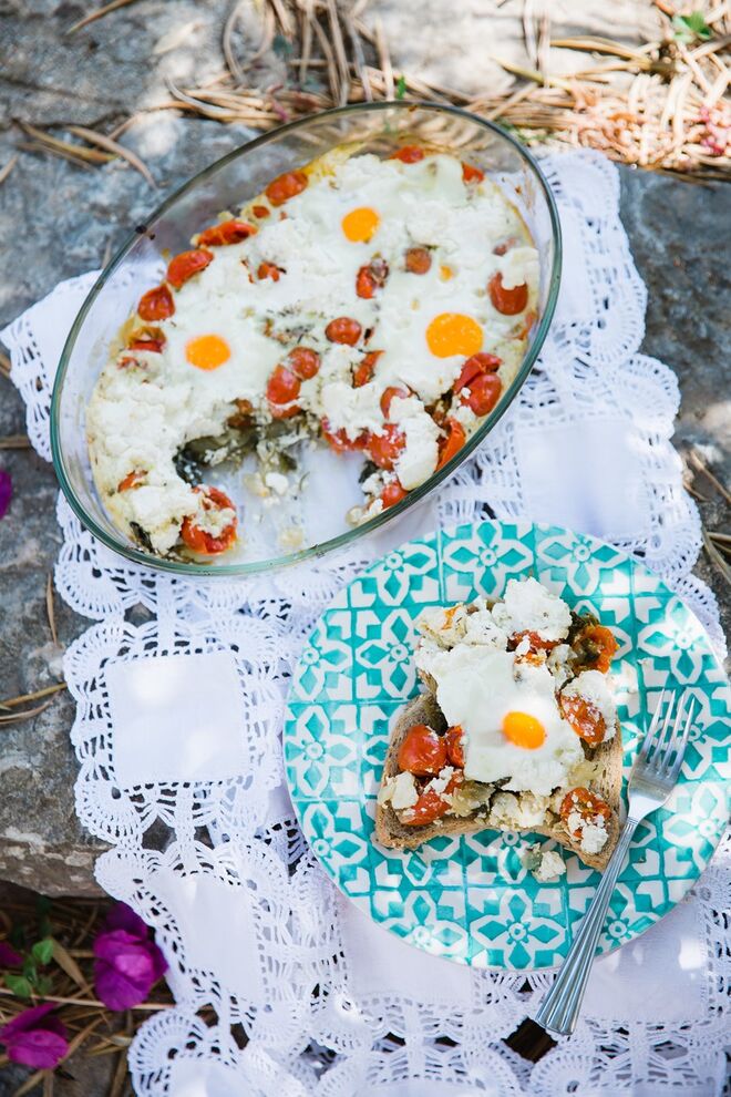 Ovos no forno em cama de tomate-cereja, agrião e ricotta