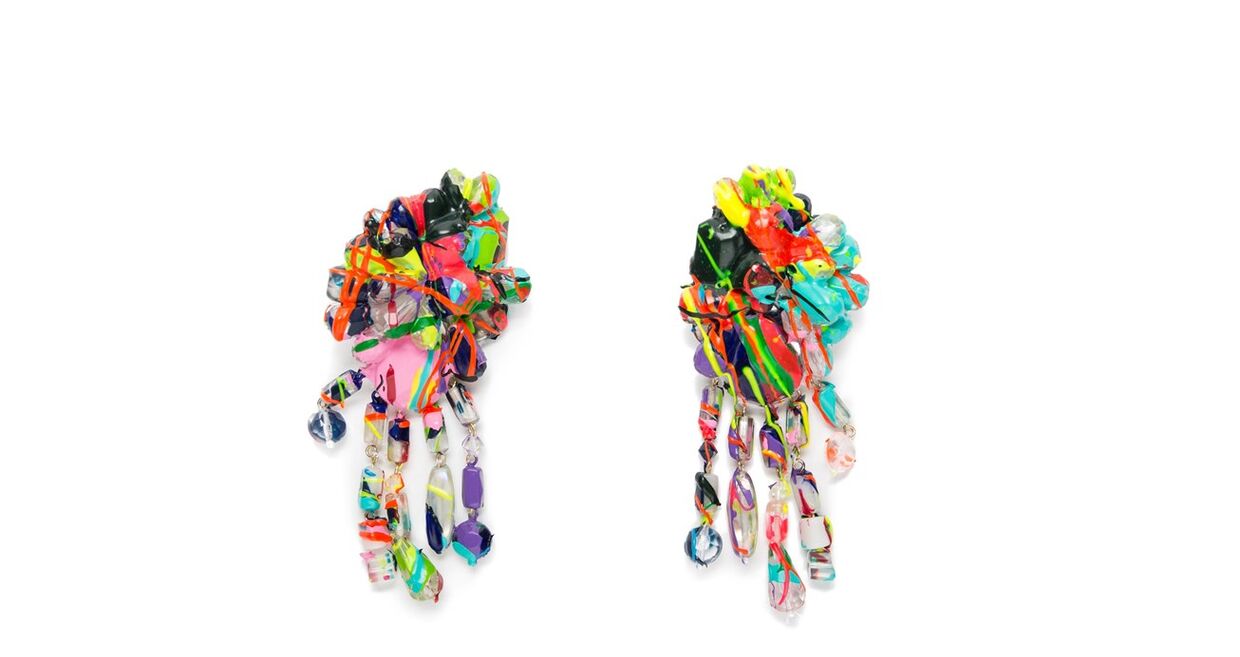 Brincos em vidro e resina, €65, Bimba y Lola