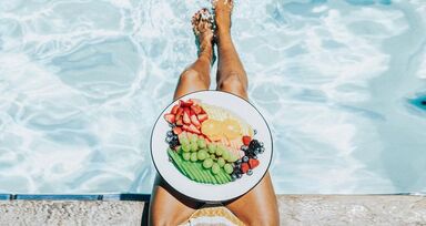 Quer ter um bronze natural? Coma estes alimentos