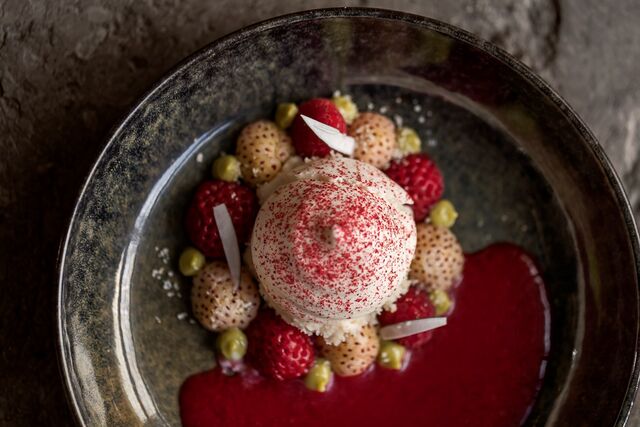 Alma, chef Henrique Sá Pessoa | Morango, framboesa, merengue e sorvete de coco, €12
